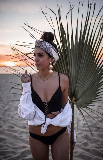 Le haut de maillot de bain noir style corset Lisa Germaneau sur le compte Instagram de @lisagermaneau