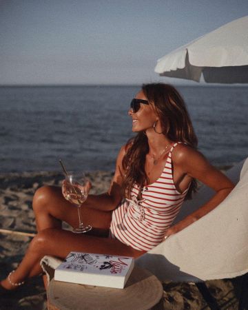 Le maillot de bain à rayures sur le compte Instagram de @looknatamelie