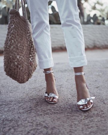 The sandals in silver on the account Instagram of @looknatamelie