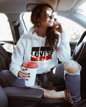 Le sweat à capuche Levi's sur le compte Instagram de @looknatamelie