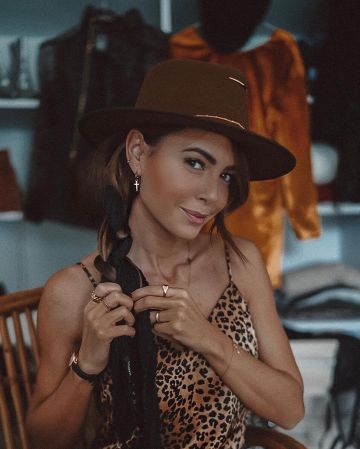 Le chapeau marron sur le compte Instagram de @looknatamelie