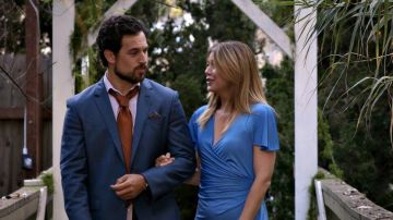 La robe bleue Lanvin portée par Dr. Meredith Grey (Ellen Pompeo) dans Grey's Anatomy (Season 15 Episode 25)