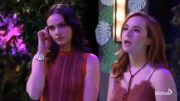 Rag & Bone Lisse Stripe Knit Tank Red Top usado por Tessa Porter (Cait Fairbanks) en The Young and the Restless 8 de agosto de 2019