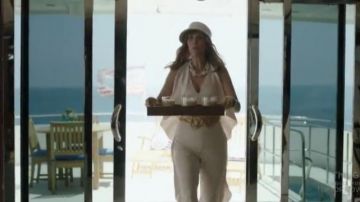 Alice + Olivia Sleeveless V Neck Ruffle Jumpsuit usado por Pamela Brinton (Kristen Wiig) en The Last Man on Earth (Temporada 04 Episodio 01)