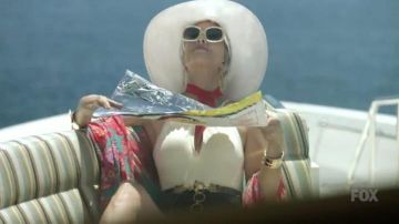 Carmen Marc Valvo Traje de baño plisado de cuello alto de una pieza usado por Pamela Brinton (Kristen Wiig) en The Last Man on Earth (Temporada 04 Episodio 01)