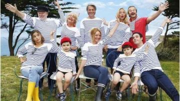 The marinara authentic worn by Chloe (Lucie Bourdeu) in Family