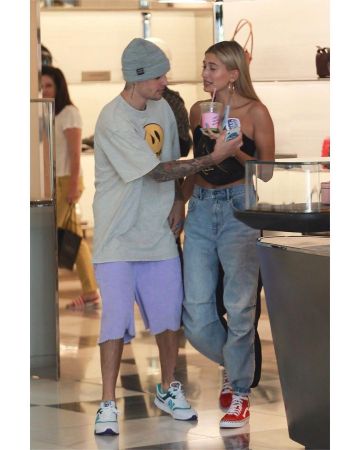 Denim X Alexander Wang Pack Média Mixtes Pantalon porté par Hailey Baldwin Los Angeles, le 8 août 2019