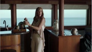 Alice + Olivia Sleeveless V Neck Ruffle Jumpsuit usado por Pamela Brinton (Kristen Wiig) en The Last Man on Earth (Temporada 04 Episodio 02)