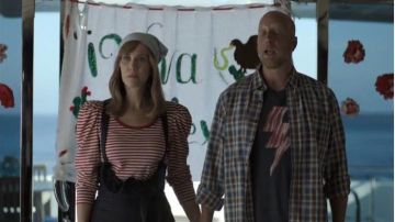 Marc Jacobs Rouge Rayé Manches 3/4 Haut avec Puff Épaules porté par Pamela Brinton (Kristen Wiig) dans Le Dernier Homme sur la Terre (Saison 04 Épisode 03)