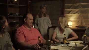 Elizabeth and James Hors de l'Épaule en Haut avec du Blanc Poignets en Bleu et Blanc porté par Pamela Brinton (Kristen Wiig) dans Le Dernier Homme sur la Terre (Saison 04 Épisode 03)