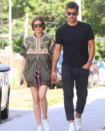 Miu Miu Leopard Brocade Mini Falda usada por Olivia Palermo Ciudad de Nueva York agosto 10, 2019