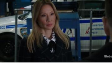 Marissa Webb Black Feria Coat usado por la Dra. Joan Watson (Lucy Liu) en Elementary (Temporada 07 Episodio 12)
