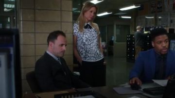 Karl Lagerfeld Paris White Floral Lace Short-Sleeve Bow Tie Top usado por la Dra. Joan Watson (Lucy Liu) en Elementary (Temporada 07 Episodio 12)