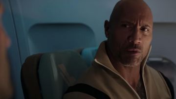 Le sweatshirt zippé Maison Margiela porté par Luke Hobbs (Dwayne Johnson) dans le film Fast & Furious : Hobbs & Shaw