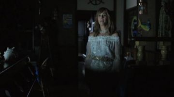 Kobi Halperin Blanc Hors de l'Épaule Plissée à Manches Feuille Floral Blouse porté par Pamela Brinton (Kristen Wiig) dans Le Dernier Homme sur la Terre (Saison 04 Épisode 03)