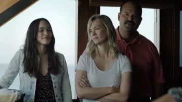 J Brand Grey V Neck Short Sleeve Tee usada por Melissa Chartres (January Jones) en The Last Man on Earth (Temporada 04 Episodio 03)