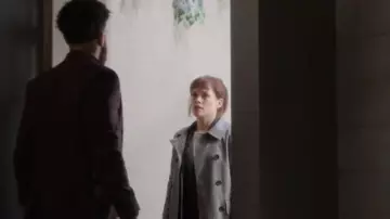 Barneys New York Grey Women’s Herringbone Trench Coat worn by Lisa Donovan (Jane Levy) in WHAT / IF (Season 01 Episode 09)