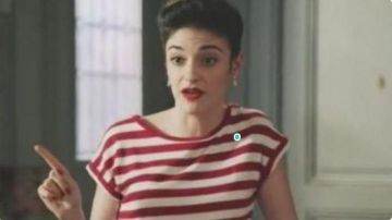 The striped t-shirt in red and white, worn by Sabrina Gocelin (Eleonore Sarrazin) in a More beautiful life