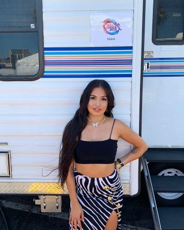 La Jupe Longue à Motif Zébré Versace de Mabel sur le compte Instagram de @mabel