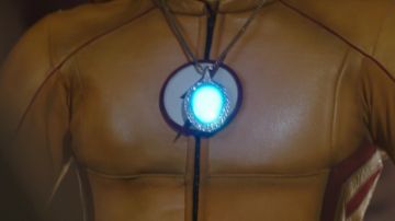 Le collier Totem de l’eau  porté par Wally West  (Keiynan Lonsdale) dans la série DC's Legends of Tomorrow