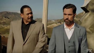 Slim Fit Costume Tan Beige porté par Marcus Alvarez (Emilio Rivera) dans les Mayas, M. C. (Saison 2)