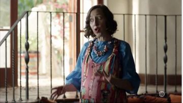 Zara Frilled Sleeve Top in Blue worn by Carol Pilbasian (Kristen Schaal) in The Last Man on Earth (Season 04 Episode 05)