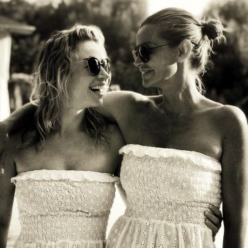 Vestido blanco de Ingrid Chauvin con bordados en inglés en la cuenta de Instagram de @ingrid_chauvin_officiel