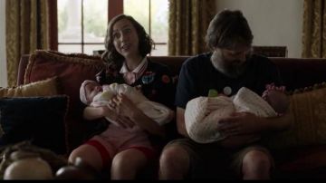 Threadless Bleu Marine Planète Imprimé Tee porté par Phil Tandy Miller (Will Forte) dans Le Dernier Homme sur la Terre (S04E06)