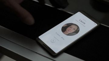 Samsung Galaxy S9 utilisé par Clint Barton / Hawkeye (Jeremy Renner) dans Avengers: Endgame