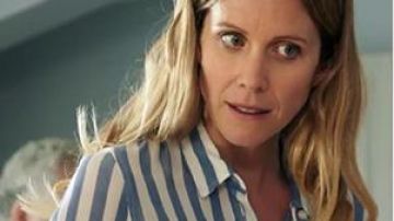 La camisa a rayas blancas y azules que lleva Virginie Corkas (Audrey Looten) en Tomorrow Belongs to Us (S01E514)