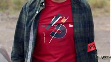 Red T-shirt with a typography compass carried by George (Mayel Elhajaoui) in Tomorrow belongs to us (Season 01 Episode 493)