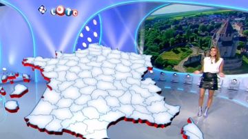 The skirt of black leather straps worn by Iris Mittenaere in the loto Draw on TF1 from August 12, 2019