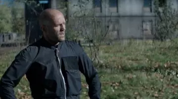 La veste bomber à larges poches portée par Shaw (Jason Statham) dans Fast & Furious : Hobbs & Shaw