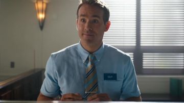 Camisa Oxford azul usada por Guy (Ryan Reynolds) en Free Guy