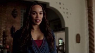 Lovers + Friends Blue Long Sleeved Cut Out Wrap Romper usado por Erica Dundee (Cleopatra Coleman) en The Last Man on Earth (Temporada 04 Episodio 07)
