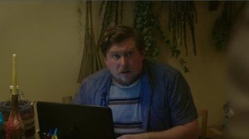 Captain Fin Rebel Tee Gray Rayed usado por Michael Louis Chernus en Orange Is the New Black (Temporada 07 Episodio 01)