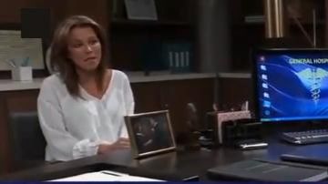 Rebecca Minkoff Long Triangle d'Enfilage de Boucles d'oreilles en Or portés par Alexis Davis (Nancy Lee Grahn), comme on le voit sur l'Hôpital Général 12 août 2019