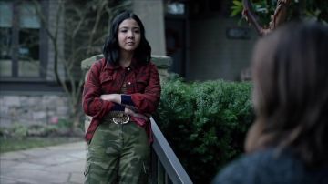 Camo rouge denim porté par Lucy Tang (Mika Bantog) dans Stumptown (Saison 01)