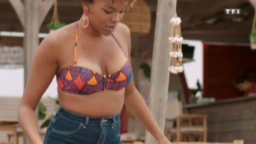 Swimsuit 2 parts bikini with geometric patterns worn by Jenny Mendoza (Chanel Victor) in Tomorrow belongs to us