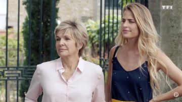 Le top bleu fonçé à pois blanc portée par Victoire (Solène Hébert) dans Demain nous appartient (S01E506)