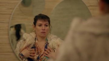 Asos Design Glam Oversized White Faux Fur usado por Piper Chapman (Yael Stone) en Orange Is the New Black (S07E09)
