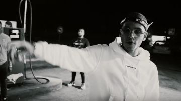 The sweatshirt white Sandro worn by Zikxo in her video clip Paris