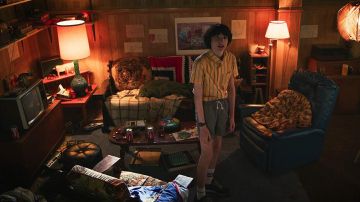 Coca Cola of Mike Wheeler (Finn Wolfhard) in Stranger Things (S03E02)