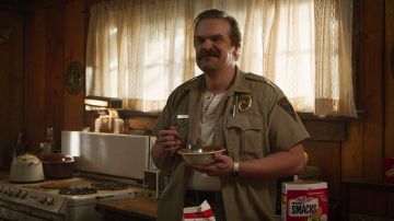 Kellog's Honey Smack Cereal eaten by Jim Hopper (David Harbour) in Stranger Things (S03E02)