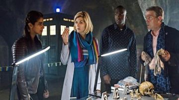 La bufanda multicolor usada por The Doctor (Jodie Whittaker) en Doctor Who (S11E10)