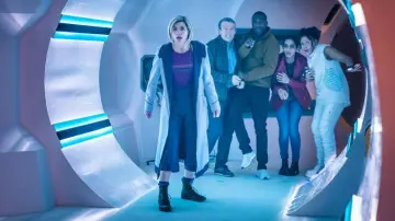 Le pantalon bleu porté par The Doctor (Jodie Whittaker) dans Doctor Who (S11E05)