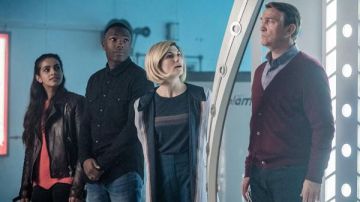 Le t-shirt à bande arc-en-ciel porté par The Doctor (Jodie Whittaker) dans Doctor Who (S11E07)