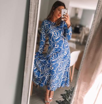 Las sandalias de tacón plateado de Justine J en su cuenta de Instagram @jjmakeuplife