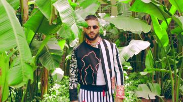 La veste rayée noir et blanc portée par Maluma dans GIMS, Maluma - Hola Sénorita (Maria)