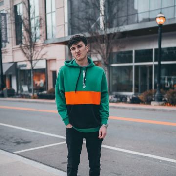 The sweat palm angels worn by Harrison Nevel on his account Instagram @Harrisonnevel